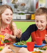 After school și masă caldă pentru toți copiii înscriși la școlile de stat