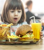 Recomandări ANPC: la ce să fii atent când îți duci copilul la un fast-food