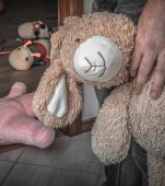 Țara care se luptă să scoată din legalitate Manualul Pedofililor! Argumentele justiției de a nu-l interzice sunt stupide și sfidătoare