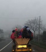 Fotografia unui viitor chinuit: o caruță plină de copii înghesuiți, în drum spre școală, pe o vreme geroasă