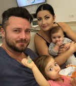 Gabriela Cristea își pune în pericol copiii. Iată cum le transportă pe micuțe