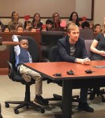 Gest adorabil făcut de un băieţel din America: şi-a invitat toată grupa la tribunal, la procesul său de adopţie