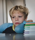 Copilul tău are o singură copilărie. Nu i-o fura cu meditații, opționale și competiții