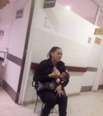 O polițistă a alăptat un băiețel murdar și malnutrit: "Era înfometat, își băga mâinile în gură și se mușca. Mi s-a rupt sufletul!"