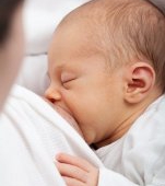 Cum atașezi corect la sân bebelușul când îl alăptezi