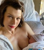 Milla Jovovich a născut o fetiță! Uite cât este de drăgălașă!