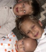 Șocul acestor părinți este de nedescris: 3 copii diagnosticați cu același tip de cancer de ochi