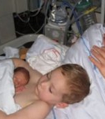 Băiețelul care a emoționat o planetă! Și-a ajutat frățiorii născuți prematur cu contact piele pe piele