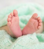 Un bebeluș moare spânzurat pentru că părinții i-au pus un șnur pentru noroc în jurul gâtului