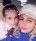 Sânziana Buruiană încă își mai alăptează fetița de 4 ani, deși i-a pus extensii de păr și îi lansează o linie de haine