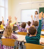 Schimbări importante în educație: număr de elevi redus la clase și transport gratuit