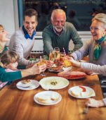 Cina în familie: tradiția pe care trebuie să o readucem în viețile noastre ocupate