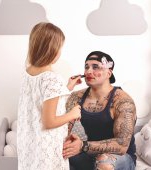 Cine este mai implicat în creșterea copilului? Mama sau tata? Dacă v-aș spune că sunt un tată care stă acasă cu copiii și mi-ați vedea tatuajele....