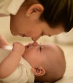 Cum dezvolți o afacere inspirată de experiența de mamă: de la invitații de botez scrise cu penița, la bentițe cu mărgele și flori