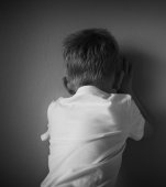 Un copil de doar nouă ani vrea să-și ia viața din cauza bullying-ului. Ce semnal de alarmă trage mama sa