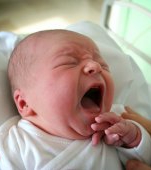 Un bebeluș din Hunedoara rănit din cauza ignoranței medicilor: Când am văzut mânuța fetiței mele am început să plâng și am țipat