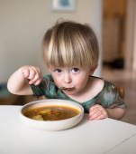 De vorbă cu nutriționistul: este musai să dăm mâncare gătită copilului în fiecare zi?