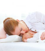 Un bebeluș a murit după ce mama a adormit când îl alăpta