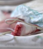 O mamă cu un bebeluș bolnav de coronavirus avertizează: "Nu este de joacă! Și copiii voștri pot lua!" Stați în case!