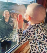 Imaginea sfâșietoare a unei fetițe bolnave de cancer, izolată de tată pentru a o proteja împotriva coronavirusului