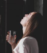 Analiză: Gargara frecventă poate să prevină infecția cu coronavirus?