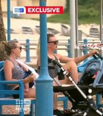 O mamă alăptând pe o bancă, stând de vorbă cu altă mamă. Normalul acum a devenit ilegal în toată lumea