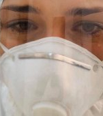 Mărturia unei asistente de la spitalul din Suceava: "Fiica mea spune rugăciuni pentru mine și pentru pacienții mei. În combinezoanele astea nu contează cine are diamante."