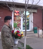 Aplauze și flori de la militari pentru asistenta căreia vecinii i-au aruncat clor pe ușă pentru că lucrează la Spitalul de Boli Infecțioase din Galați