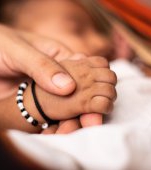 Un cuplu din India au vrut să-și boteze gemenii născuți în plină pandemie, Corona și Covid! Vezi ce i-a făcut să se răzgândească
