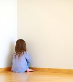 Ești o proastă, ești o proastă, ești o proastă! Gândurile unui copil pus la colțul de rușine și de ce trebuie să renunțăm la acest obicei