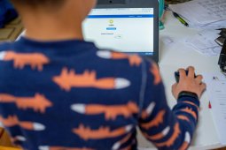UNICEF: Copiii sunt expuși unui risc crescut în mediul online în timpul pandemiei de COVID-19