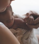 Moment emoționant: Această fetiță își îmbrățișează și sărută mama la naștere