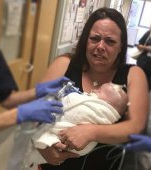 Momentul răvășitor când o mamă își ia adio de la bebelușul ei de 13 săptămâni, după ce micuțul i-a murit în brațe. Așteptase 20 de ani să facă un copil