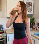 O mamă vegană pretinde că smoothie-urile cu lichid seminal o protejează de coronavirus