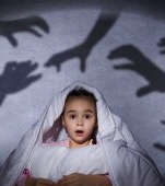 De ce copilului îi este frică de întuneric și cum îl faci să treacă peste problemă