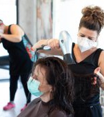 De ce să purtăm mască? 2 stiliști s-au infectat, au avut 140 de clienți, toți au purtat mască și niciunul nu a luat Covid-19