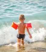 Atenție în vacanță la mare! Șocul de apă rece îți poate ucide copilul