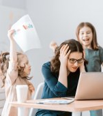 Un copil își întrerupe mama de 19 de ori în timpul unei ședințe online de o oră
