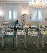 Drama industriei de ”fabricat bebeluși” din Ucraina: femei care nasc pe bani și copilași captivi într-un hotel cu sârmă ghimpată