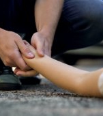 O fetiță de 7 ani acccidentată de un medic: „Avea peste 70, lejer, a luat-o cu oglinda şi a târât-o vreun metru şi ceva, a aruncat-o jos”