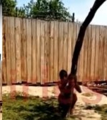Imagini inumane în Vaslui: o mamă și-a legat cu lanțuri fiul de un copac, gol, fără apă, în plin soare