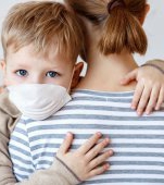 Studiu: 8 din 10 copii se îmbolnăvesc de coronavirus din cauza părinților