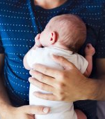 O mamă își induce travaliul mai devreme, pentru ca soțul ei muribund să își vadă copilul