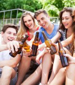 Ce fac adolescenții de azi ca să cumpere alcool: inventivitatea la rang de artă