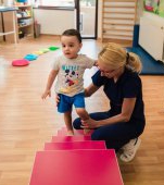 Asociația KinetoBebe demarează un proiect caritabil pentru a asigura 40 de burse de terapie lunar