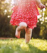 8 motive științifice să îți lași copilul să meargă în picioarele goale