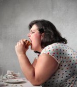 Obezitatea se moștenește: „ciugulitul” între mese și mâncatul emoțional sunt parte din gena familiei