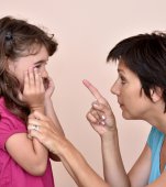 „Dacă nu te potolești, mergem acasă”. Amenințarea falsă, greșeala părinților care distruge orice urmă de disciplină