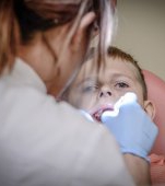 Dinte crescut în gingie la copii : Cauze și metode de îndreptare