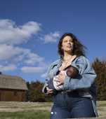 Ashley Graham atacată pe internet: ”Alăptarea este ceva intim. Nu trebuie să vedem asta. De ce nu ne arăți și poze cu soțul tău în pat?”